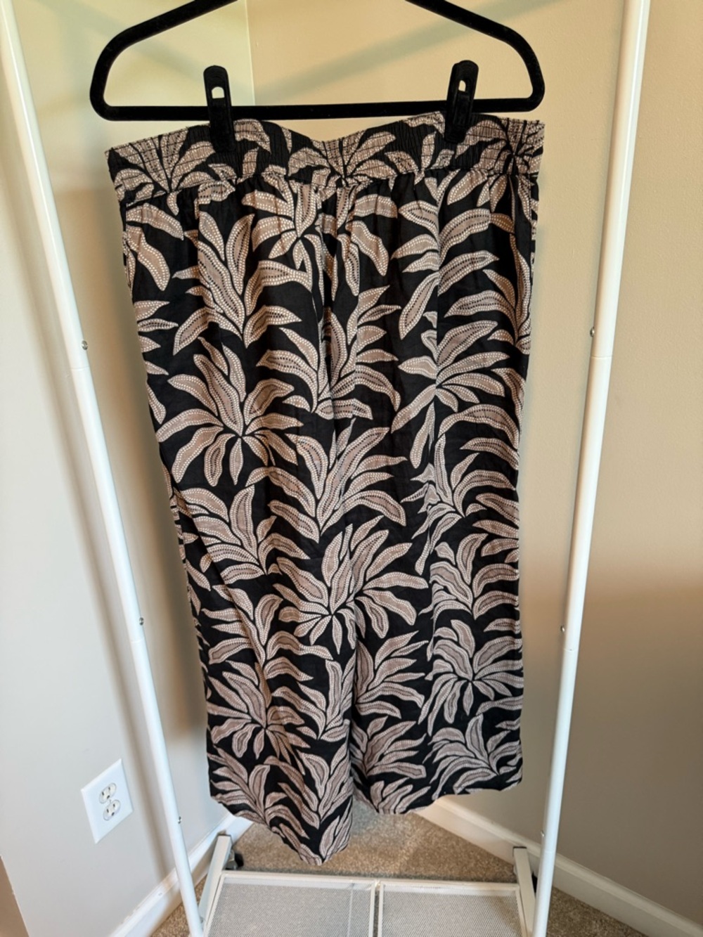 Rachel Zoe Black Pants with Beige Leaf Motif - Picture 3 of 6